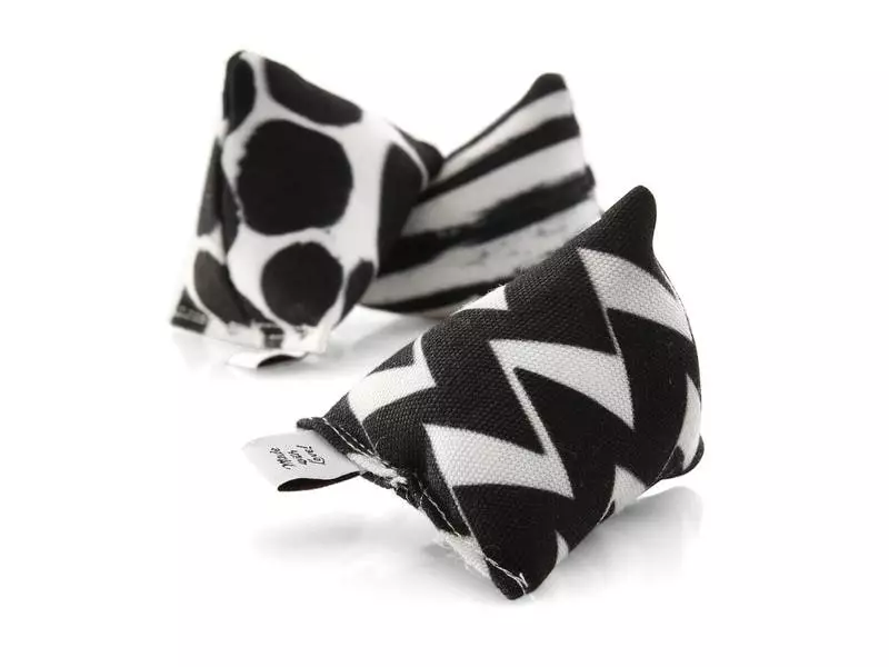 CanadianCat Katzenminze-Spielzeug Mini-Pyramiden, 3er Set, Schwarz-weiss 6 CanadianCat Katzenminze-Spielzeug Mini-Pyramiden, 3er Set, Schwarz-weiss – Bild 4